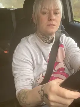 Snapshot of poussichienne chatting on 11.15.25 poussichienne online show from 11.15.25