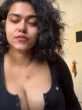 Snapshot of Curvydesifromgermany chatting on 03.05.25 Curvydesifromgermany online show from 03.05.25