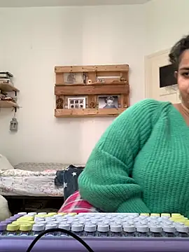 Snapshot of Curvydesifromgermany chatting on 09.15.25 Curvydesifromgermany online show from 09.15.25