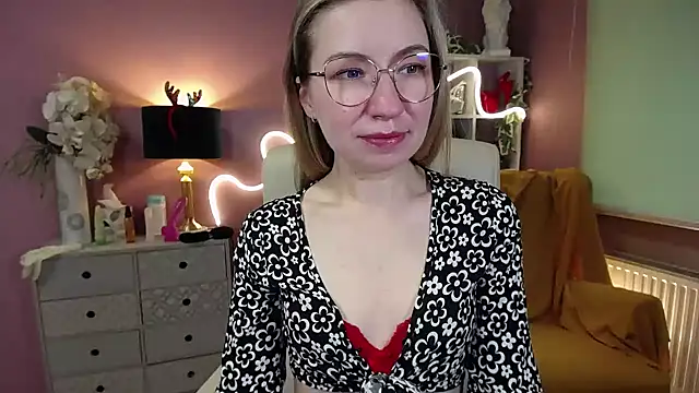 Snapshot of Mia_Tasty chatting on 12.21.24 Mia Tasty online show from 12.21.24