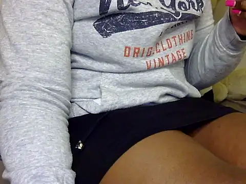 Snapshot of Sexxy_slim_honey chatting on 10.29.25 Sexxy slim honey online show from 10.29.25