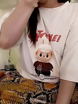 Snapshot of Shia011 chatting on 03.16.25 Shia011 online show from 03.16.25