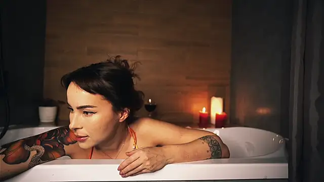 Snapshot of Leona_Mell chatting on 03.17.25 Leona Mell online show from 03.17.25