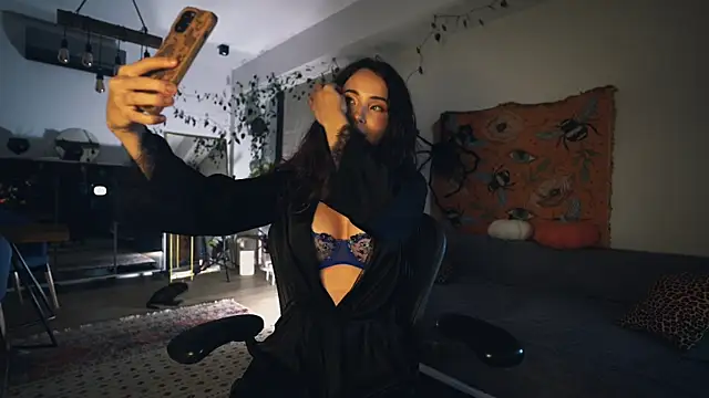 Snapshot of Leona_Mell chatting on 10.28.25 Leona Mell online show from 10.28.25