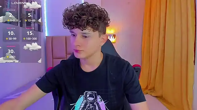 Snapshot of Nathan_Bluee chatting on 12.10.24 Nathan Bluee online show from 12.10.24