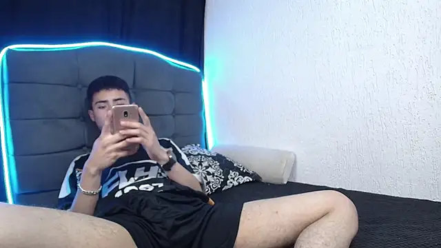 Snapshot of sexybat_twink chatting on 12.23.24 sexybat twink online show from 12.23.24