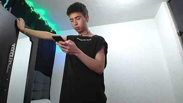 Snapshot of sexybat_twink chatting on 01.16.25 sexybat twink online show from 01.16.25