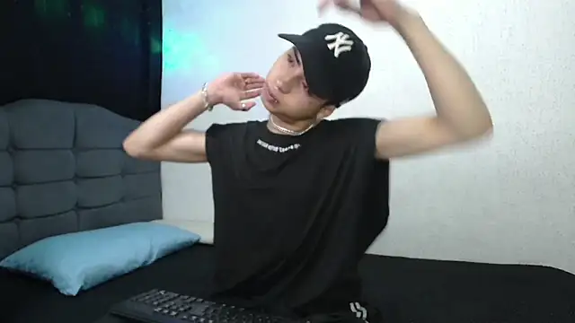 Snapshot of sexybat_twink chatting on 01.23.25 sexybat twink online show from 01.23.25