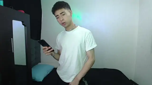 Snapshot of sexybat_twink chatting on 01.26.25 sexybat twink online show from 01.26.25