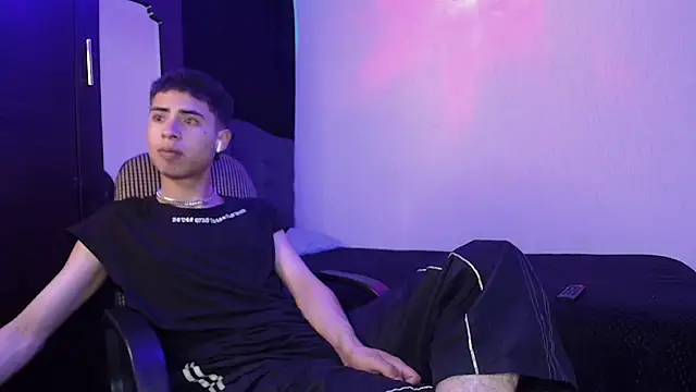 Snapshot of sexybat_twink chatting on 02.13.25 sexybat twink online show from 02.13.25