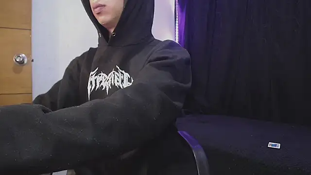Snapshot of sexybat_twink chatting on 03.15.25 sexybat twink online show from 03.15.25