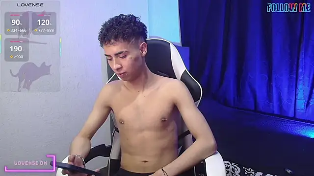 Snapshot of sexybat_twink chatting on 10.05.25 sexybat twink online show from 10.05.25