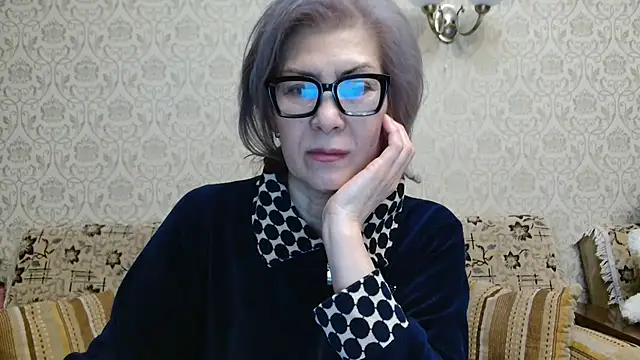 Snapshot of Elegant00Lady chatting on 10.13.25 Elegant00Lady online show from 10.13.25