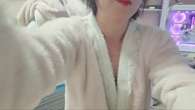 Snapshot of majlee2024 chatting on 10.25.25 majlee2024 online show from 10.25.25