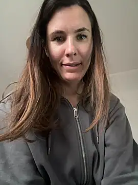 Snapshot of Sara_darling chatting on 12.09.24 Sara darling online show from 12.09.24