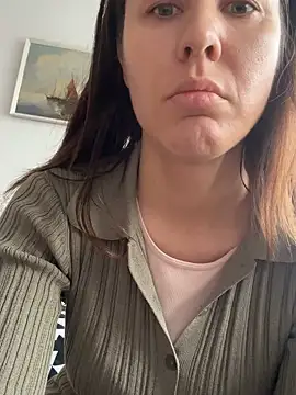 Snapshot of Sara_darling chatting on 11.19.25 Sara darling online show from 11.19.25