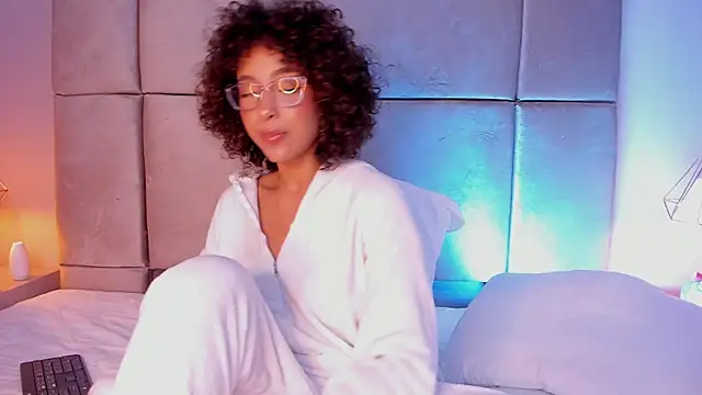 Snapshot of OSHUN_ chatting on 02.03.25 OSHUN online show from 02.03.25