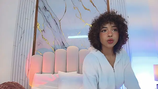 Snapshot of OSHUN_ chatting on 02.08.25 OSHUN online show from 02.08.25