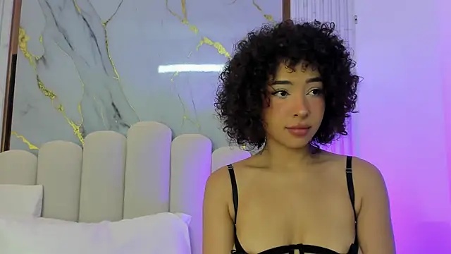 Snapshot of OSHUN_ chatting on 02.19.25 OSHUN online show from 02.19.25