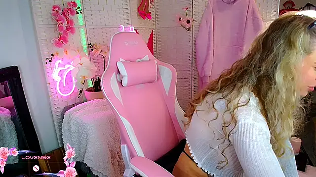 Snapshot of EllieKarrX chatting on 12.29.24 EllieKarrX online show from 12.29.24