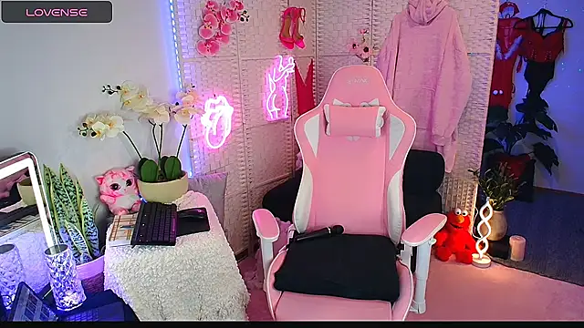 Snapshot of EllieKarrX chatting on 03.13.25 EllieKarrX online show from 03.13.25