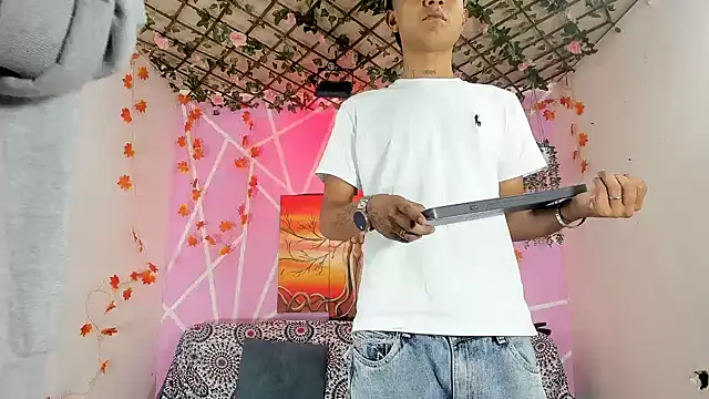 Fresahot2005 online show from 12.04.25