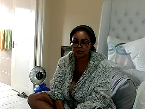 Snapshot of Carocurvy chatting on 03.17.25 Carocurvy online show from 03.17.25