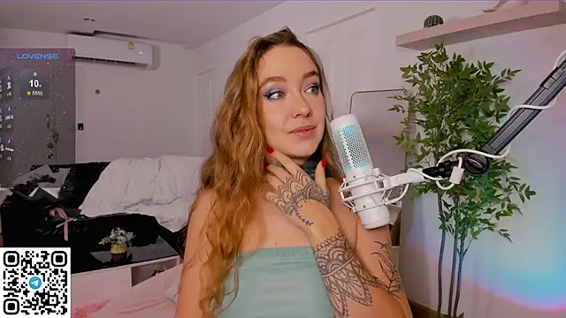 Snapshot of AngelPaull chatting on 09.19.25 AngelPaull online show from 09.19.25