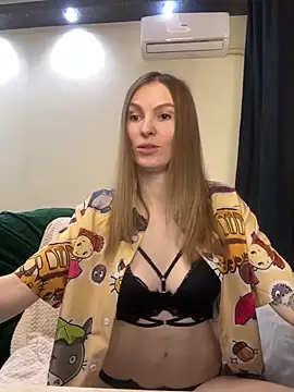 Snapshot of RachelBelI chatting on 03.18.25 RachelBelI online show from 03.18.25