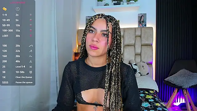 Snapshot of little_sophie18 chatting on 10.18.25 little sophie18 online show from 10.18.25