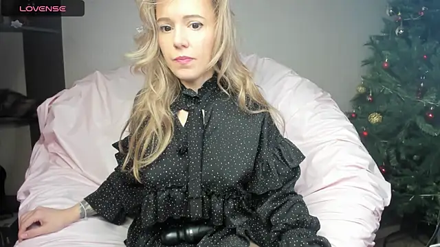 Snapshot of foxy_blond chatting on 12.27.24 foxy blond online show from 12.27.24