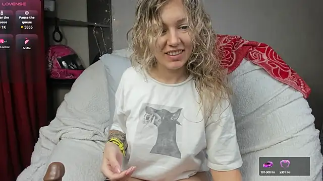 Snapshot of foxy_blond chatting on 02.05.25 foxy blond online show from 02.05.25