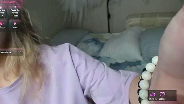 Snapshot of foxy_blond chatting on 02.07.25 foxy blond online show from 02.07.25