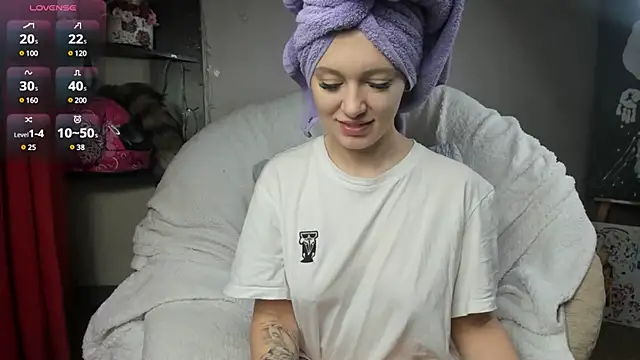 Snapshot of foxy_blond chatting on 02.25.25 foxy blond online show from 02.25.25