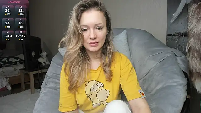 Snapshot of foxy_blond chatting on 03.18.25 foxy blond online show from 03.18.25
