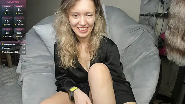 Snapshot of foxy_blond chatting on 03.22.25 foxy blond online show from 03.22.25