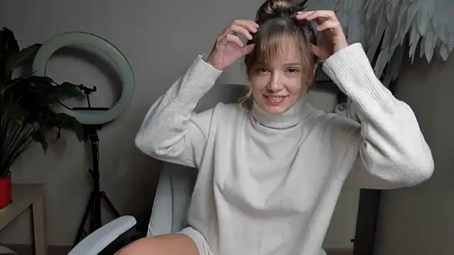 Snapshot of foxy_blond chatting on 09.16.25 foxy blond online show from 09.16.25