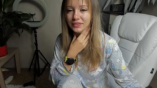 Snapshot of foxy_blond chatting on 09.18.25 foxy blond online show from 09.18.25