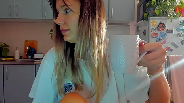 Snapshot of foxy_blond chatting on 10.18.25 foxy blond online show from 10.18.25
