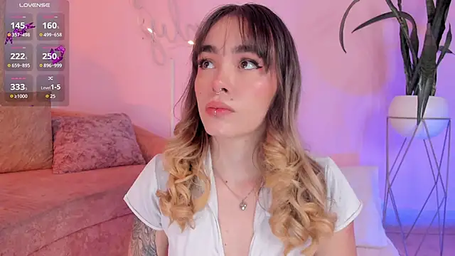 Lucy Vega online show from 11.11.25