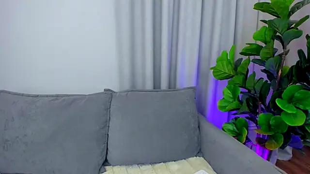 Snapshot of sexyangeloux chatting on 09.17.25 sexyangeloux online show from 09.17.25