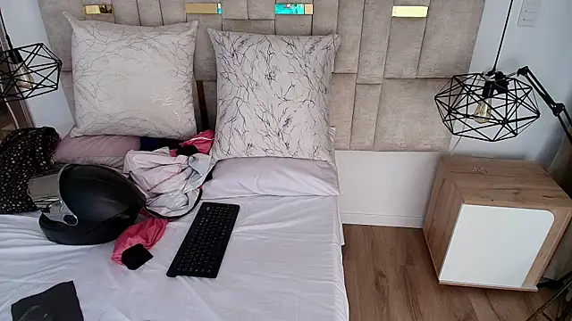 Snapshot of Lizz_Tender chatting on 10.16.25 Lizz Tender online show from 10.16.25