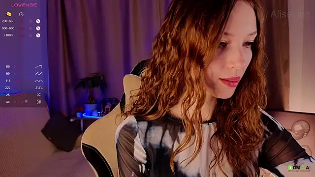 Snapshot of AliseVine chatting on 02.16.25 AliseVine online show from 02.16.25