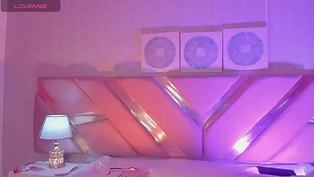 Snapshot of Ari_sunshine_ chatting on 12.22.24 Ari sunshine online show from 12.22.24