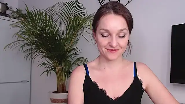 Snapshot of AliciaDesire chatting on 02.11.25 AliciaDesire online show from 02.11.25