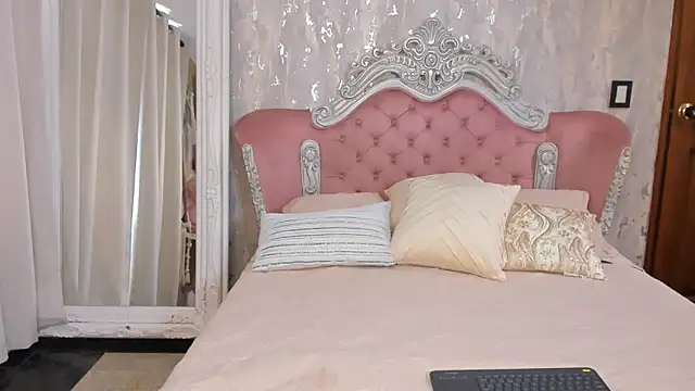 Snapshot of AngelineConnor chatting on 03.10.25 AngelineConnor online show from 03.10.25