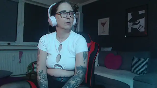 Snapshot of EiskalterEngel74 chatting on 01.10.25 EiskalterEngel74 online show from 01.10.25