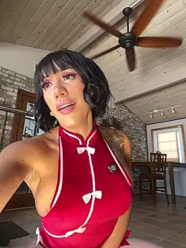 Snapshot of LushianaFitness chatting on 02.14.25 LushianaFitness online show from 02.14.25