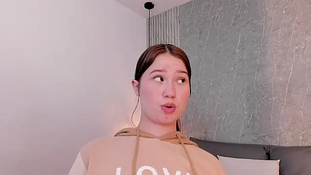 Snapshot of Roxie-Summers11 chatting on 12.30.24 Roxie-Summers11 online show from 12.30.24