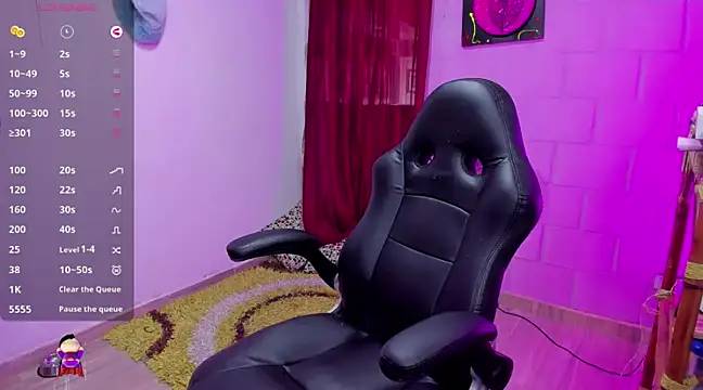 Snapshot of Sharon_hils chatting on 12.18.24 Sharon hils online show from 12.18.24